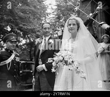 DIE BRAUT DES CAPTAINS 6,7.53. Die Hochzeit fand heute Nachmittag in der Holy Trinity Church, Brompton Road, statt, von Captain W. F. P. Currie, den Queen's Own Husars und Miss A. K. Hamilton-Russell. Das Foto zeigt Eine Nahaufnahme der glücklichen Braut. 6. Juli 1953 Stockfoto