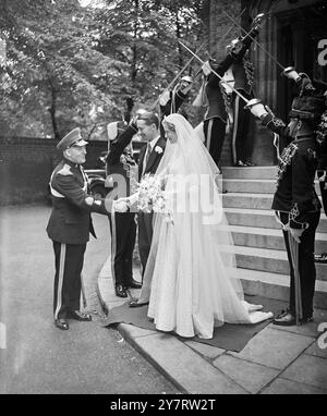 HERZLICHEN GLÜCKWUNSCH VON DER R.S.M. 6,7.53. Die Hochzeit fand heute Nachmittag in der Holy Trinity Church, Brompton Road, statt, von Captain W. F. P. Currie, den Queen's Own Husars und Miss A. K. Hamilton-Russell. Das Foto zeigt Regimentsfeldwebel Major William Thomas, der das Kommando über die Ehrenwache der Königin hatte, gratuliert der Braut nach der Zeremonie. 6. Juli 1953 Stockfoto