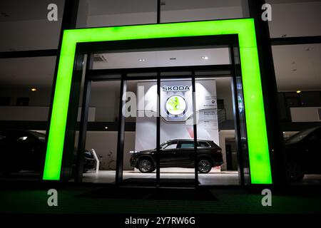 HAVIROV, TSCHECHISCHE REPUBLIK - 2. NOVEMBER 2018: Händler einer tschechischen Marke Skoda Auto in Havirov in den Abendstunden mit einem grün beleuchteten Eingang A Kodia Stockfoto