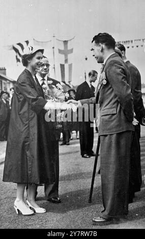 DIE KÖNIGIN UND DER HERZOG VON EDINBURGH IN GLASGOW. 26.5,53. Die Königin und der Herzog von Edinburgh besuchten Glasgow, Schottland Fotoshows - die Königin schüttelte mit einem ehemaligen Soldaten die Hand auf dem Penilee Estate, Glasgow. 25. Juni 1953 Stockfoto