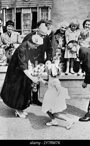 DIE KÖNIGIN UND DER HERZOG VON EDINBURGH IN GLASGOW. 26.5,53. Die Königin und der Herzog von Edinburgh besuchten Glasgow, Schottland Fotoshows - die sechsjährige Wilma Stafford überreicht der Königin einen Blumenstrauß im Penilee Estate, Glagow. 25. Juni 1953 Stockfoto