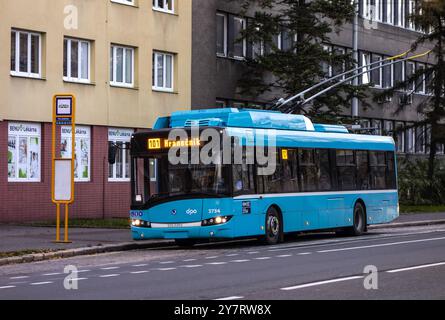 OSTRAVA, TSCHECHISCHE REPUBLIK - 14. NOVEMBER 2018: Der tschechische Skoda 26Tr Patrial-Oberleitungsbus in Ostrava, der auf einem Solaris-Fahrzeug mit einer Batterie basiert Stockfoto