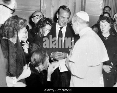 GARY COOPER WURDE VOM PAPST 6,53 EMPFANGEN. Der Papst, seine Heiligkeit Pius XII., empfing gestern Filmstar Gary Cooper und seine Frau und Tochter bei einer Sonderaudienz in St. Peter's, Rom. Das Foto zeigt, wie Mrs. Cooper die Hand des Papstes küsst, während er mit Gary Cooper spricht. Ihre Tochter, verhüllt und die Augen heruntergeworfen, steht zwischen ihnen. 25. Juni 1953 Stockfoto