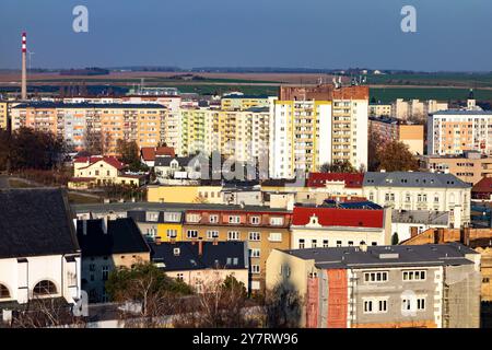 Landschaft des Wohnblocks in Opava - Katerinky in Tschechien mit vielen renovierten Häusern, die ursprünglich aus der Zeit des Kommunismus gebaut wurden Stockfoto