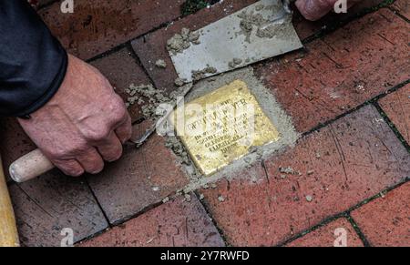 01. Oktober 2024, Schleswig-Holstein, Lübeck: Vor dem Elternhaus des Widerstandskämpfers in Lübeck wird ein Stolperstein zum Gedenken an Gertrud Meyer gelegt. Foto: Markus Scholz/dpa Stockfoto