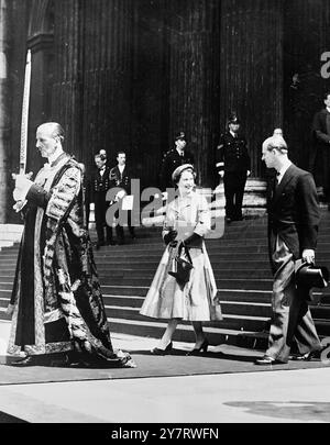 KÖNIGIN BESUCHT KRÖNUNGSDANKFEST IN ST. PAUL'S 9,6.53. Die Königin, der Herzog von Edinburgh, und andere Mitglieder der königlichen Familie nahmen heute an der Krönungsfeier in der St. Paul's Cathedral Teil. Die Predigt wurde vom Erzbischof von Canterbury gepredigt und der Premierminister las die Lektion. Das Foto zeigt, wie der Oberbürgermeister von London, Sir Rupert de la Bere, das Stadtschwert vor der Königin und dem Herzog trägt, als sie die Kathedrale nach dem Gottesdienst verlassen. 9. Juni 1953 9. Juni 1953 Stockfoto