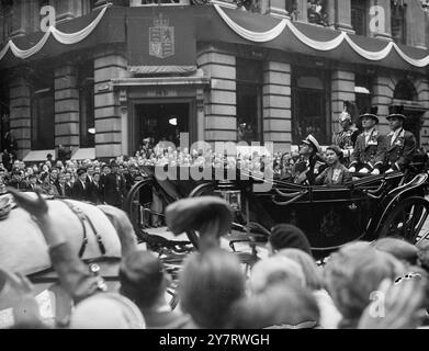 KÖNIGIN-MITTAGESSEN IN GUILDHALL UND RÜCKFAHRT AM FLUSS 12.6,53. M. die Königin und der Herzog von Edinburgh waren heute bei einem Mittagessen der Corporation of London in der Guildhall zu Gast. Ein Teil der Reise zurück zum Palast erfolgte durch den Start auf der Themse. Das Foto zeigt die Königin und der Herzog winken den jubelnden Menschenmassen zu, als sie heute auf dem Weg zur Gildhall durch die Fleet Street fahren. 12. Juni 1953 Stockfoto