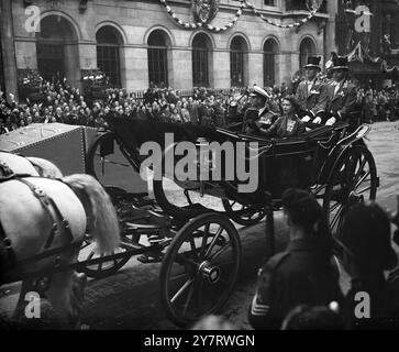 KÖNIGIN-MITTAGESSEN IN GUILDHALL UND RÜCKFAHRT AM FLUSS 12.6,53. M. die Königin und der Herzog von Edinburgh waren heute bei einem Mittagessen der Corporation of London in der Guildhall zu Gast. Ein Teil der Reise zurück zum Palast erfolgte durch den Start auf der Themse. Das Foto zeigt die Königin und der Herzog winken den jubelnden Menschenmassen in der Fleet Street zu, während sie in einem offenen Wagen zur Gildhall fahren. 12. Juni 1953 Stockfoto