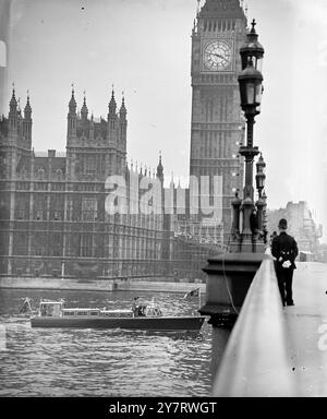 KÖNIGIN-MITTAGESSEN IN GUILDHALL UND RÜCKFAHRT AM FLUSS 12.6,53. M. die Königin und der Herzog von Edinburgh waren heute bei einem Mittagessen der Corporation of London in der Guildhall zu Gast. Ein Teil der Reise zurück zum Palast erfolgte durch den Start auf der Themse. Das Foto zeigt die Königin und den Herzog, die an der Westminster Bridge im Startschuss der Port of London Authority „Nore“ ankommen, der von Marschall Tito bei seinem Besuch in London genutzt wurde. 12. Juni 1953 Stockfoto