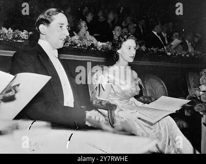 DIE PRINZESSIN BEI DEN BILDERN 12.6.53 HRH Prinzessin Margaret besuchte gestern Abend die Presmiere des Films " Single Hand " im Odeon Cinema, Marble Arch, London. Das Foto zeigt Prinzessin Margaret in Begleitung von William Wallace im Kino. 12. Juni 1953 Stockfoto