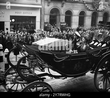 KÖNIGIN-MITTAGESSEN IN GUILDHALL UND RÜCKFAHRT AM FLUSS 12.6,53. M. die Königin und der Herzog von Edinburgh waren heute bei einem Mittagessen der Corporation of London in der Guildhall zu Gast. Ein Teil der Reise zurück zum Palast erfolgte durch den Start auf der Themse. Das Foto zeigt die Zuschauer und die Königin und der Herzog winken in Anerkennung, während sie in ihrem offenen Bus durch die Fleet Street fahren. 12. Juni 1953 Stockfoto