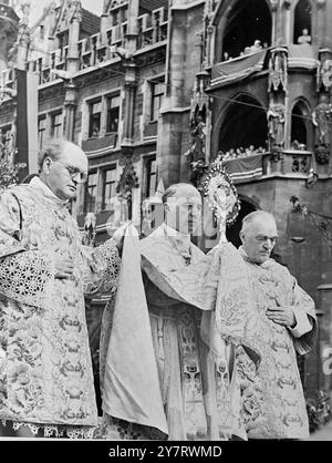 DER FRONLEICHNAM-TAG IN MÜNCHEN 8.6.53, ein Feiertag in Bayern, wurde in München durch eine feierliche Messe gefeiert. Das Foto zeigt Kardinal Wendel, der die Messe zum Fronleichnamstag vor dem Münchner Rathaus feiert. 8. Juni 1953 Stockfoto