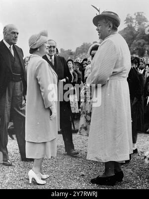 QUEENS TREFFEN SICH IN HATFIELD Königin Elizabeth, die Königin Mutter wird hier mit der großen Königin Salote von Tonga gezeigt, die heute im Mai 31 im Hatfield House, Hertfordshire, stattfindet Kolonialbesucher in England zur Krönung. 31. Mai 1953 Stockfoto