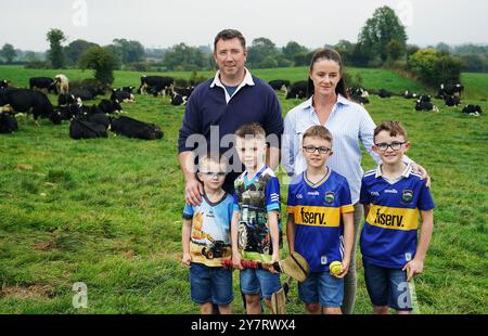 Bisher unveröffentlichtes Foto vom 10/24 des Bauern Garrett O’Brien und seiner Frau Tina, mit ihren Kindern (von links nach rechts), dem 5-jährigen Daniel, dem 7-jährigen Michael, dem 8-jährigen T.J. und dem 10-jährigen Garrett auf ihrem Familienbetrieb in Annacarty, Co. Tipperary. Ausgabedatum: Dienstag, 1. Oktober 2024. Stockfoto