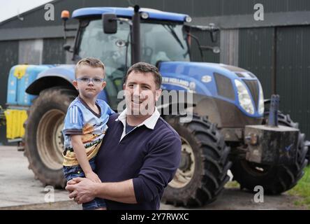 Bisher unveröffentlichtes Foto vom 10/24 des Bauern Garrett O’Brien und seines Sohnes Daniel auf ihrem Familienbetrieb in Annacarty, Co. Tipperary. Bilddatum: Dienstag, 1. Oktober 2024. Stockfoto