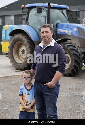 Bisher unveröffentlichtes Foto vom 10/24 des Bauern Garrett O’Brien und seines Sohnes Daniel auf ihrem Familienbetrieb in Annacarty, Co. Tipperary. Bilddatum: Dienstag, 1. Oktober 2024. Stockfoto