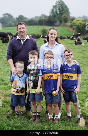 Bisher unveröffentlichtes Foto vom 10/24 des Bauern Garrett O’Brien und seiner Frau Tina, mit ihren Kindern (von links nach rechts), dem 5-jährigen Daniel, dem 7-jährigen Michael, dem 8-jährigen T.J. und dem 10-jährigen Garrett auf ihrem Familienbetrieb in Annacarty, Co. Tipperary. Ausgabedatum: Dienstag, 1. Oktober 2024. Stockfoto