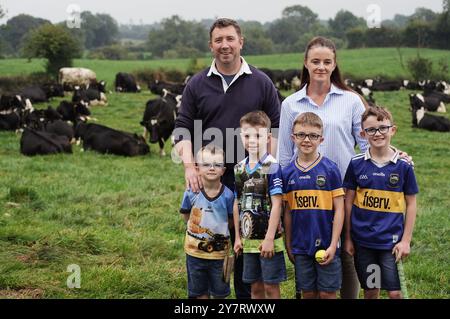 Bisher unveröffentlichtes Foto vom 10/24 des Bauern Garrett O’Brien und seiner Frau Tina, mit ihren Kindern (von links nach rechts), dem 5-jährigen Daniel, dem 7-jährigen Michael, dem 8-jährigen T.J. und dem 10-jährigen Garrett auf ihrem Familienbetrieb in Annacarty, Co. Tipperary. Ausgabedatum: Dienstag, 1. Oktober 2024. Stockfoto