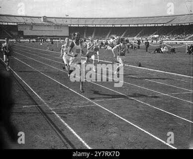 BRITISCHE KRÖNUNGSSPIELE IN WHITE CITY. Heute Nachmittag fand vor einer großen Menschenmenge eine Krönung British Games statt, bei der die Inter-County Championships, die von der C.A.U. im White City Stadium organisiert wurden, stattfanden, viele berühmte Athleten statt. FOTOSHOWS. Emmanuel McDonald Bailey gewann das 220 Yards International Event von Fernand Linssen (Belgien), der 2. Platz und William Jack (G.B.) Dritter wurde. 23. Mai 1953 Stockfoto