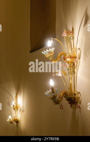 Vintage Wandleuchte . Glühbirnendesign im Vintage-Stil an der Wand. Antike florale Lichter. Nahaufnahme mit Vintage-Licht an der Wand. Stockfoto
