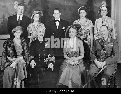 PRINZ HARALD VON NORWEGEN BESTÄTIGTE, DASS der 16-jährige Prinz Harald von Norwegen am vergangenen Sonntag von Bischof Eivind Berggrav in der Königlichen Kapelle bestätigt wurde. Fotoshows : Eine Gruppe posierte zum Gedenken an die Konfirmation nach der Zeremonie. Von links nach rechts, Sitzplätze: H.R.H. Prinzessin Ingeborg; H.M. König Haakon; H.R.H. Kronprinzessin Martha; H.R.H. Kronprinz Olav. Stehend, von links nach rechts: Reeder Mr. Erling Lorentzen, Verlobte von Prinzessin Ragnhild; H. R.H. Prinzessin Ragnhild; H. R.H. Prinzessin Harald; H. Prinzessin Astrid; H.R.H. Prinzessin Margaretha. 12. Mai 1953 Stockfoto