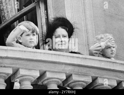 H.M. DIE KÖNIGIN PRÄSENTIERT GRENADIERWACHEN NEUE FARBEN 7,5.53. Die Königin präsentierte heute neue Farben für das 1. Und 2. Bataillon der Grenadiergarde im Buckingham Palace. Foto zeigt Prinz Charles und Prinzessin Anne stehen am Gruß, während sie die Zeremonie mit Königin Elisabeth der Königin Mutter von einem Balkon im Buckingham Palace beobachten.7. Mai 1953 Stockfoto