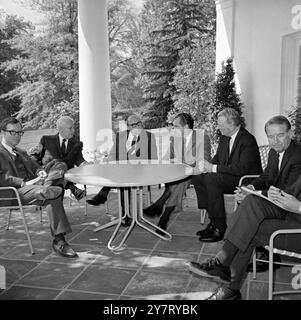 Open-Air-Konferenz Washington D.C. : Präsident Richard Nixon hielt seine Konferenz mit dem britischen Finanzminister Roy Jenkins (zweiter von links) auf der Veranda vor seinem Büro hier am 1. Mai 1969 ab. Links ist der US-Finanzminister David Kennedy und rechts John Freeman, britischer Botschafter in Washington. Stockfoto