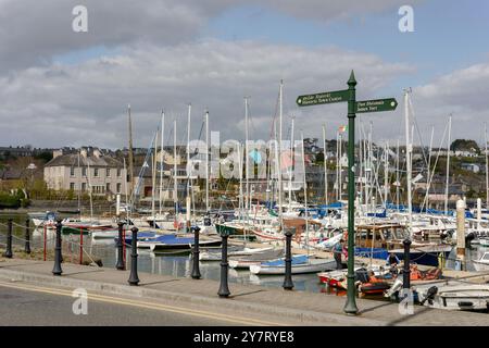 Anlegejachten im Hafen und Hafen von Kinsale bei Flut an sonnigen Tagen in Kinsale, County Cork, Irland Stockfoto
