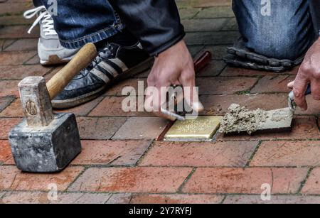 01. Oktober 2024, Schleswig-Holstein, Lübeck: Vor dem Elternhaus des Widerstandskämpfers in Lübeck wird ein Stolperstein zum Gedenken an Gertrud Meyer gelegt. Foto: Markus Scholz/dpa Stockfoto