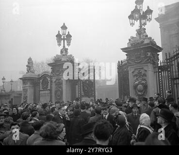 QUEEN HÄLT IHRE ERSTE AMTSEINFÜHRUNG 27-2-52 KOREA V.C. DEKORIERT Königin Elisabeth II. hielt heute ihre erste Investitur im Staatsballsaal des Londoner Buckingham Palace ab. Es war für die Empfänger der Ritterschaft. Ihre Majestät präsentierte auch Auszeichnungen für die Galanterie, die ihr Vater, der verstorbene König Georg V1, verlieh und erhielt 100 Empfänger der nächsten Verwandten. Unter den Galanteriepreisen war William Speakman, der mit dem Victoria Cross ausgezeichnet wurde, das er in Korea gewann. FOTOSHOWS:- MENSCHENMASSEN VOR DEM PALAST UMGEBEN DAS KOREA V.C., PRIVATER WILLIAM SPEAKM Stockfoto