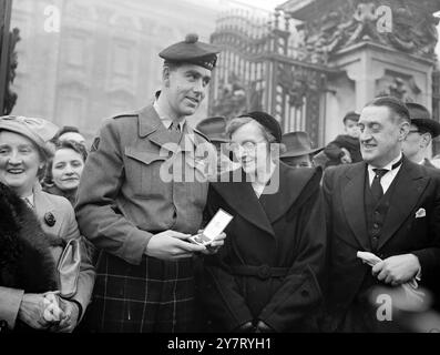 KÖNIGIN HÄLT IHRE ERSTE AMTSEINFÜHRUNG KOREA V.C. DEKORIERT 27-2-52 Königin Elisabeth II. hielt heute ihre erste Investitur im Buckingham Palace in London ab. Unter den Preisträgern wurde William Speakman, der mit dem Victoria-Kreuz dekoriert wurde, den er in Korea gewann. Die Königin überreichte die von ihrem Vater, dem verstorbenen König George V1, vergebenen Galanterie und erhielt auch etwa 100 Empfänger von Nächsten. Die im Staatsballsaal des Palastes abgehaltene Investitur war auch für Empfänger der Ritterschaft. FOTO ZEIGT: STOLZE MUTTER AN Stockfoto