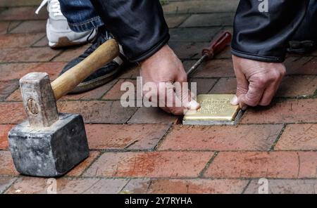 01. Oktober 2024, Schleswig-Holstein, Lübeck: Vor dem Elternhaus des Widerstandskämpfers in Lübeck wird ein Stolperstein zum Gedenken an Gertrud Meyer gelegt. Foto: Markus Scholz/dpa Stockfoto