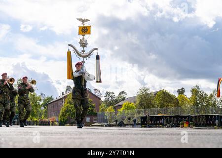 Volkach, Bayern, Deutschland - 1. Oktober 2024: Appell der Bundeswehr in der Mainfranken-Kaserne in Volkach zum Kommandowechsel der Logistikbataillone 461, 467, 471 und 472 unter dem Logistikregiment 4. Feierlichkeiten zur Veranstaltung *** Appel der Deutschen Bundeswehr in der Mainfranken-Kaserne in Volkach zum Unterstellungswechsel der Logistikbataillone 461, 467, 471 und 472 unter dem Logistikregiment 4. Feierlichtkeiten der Versanstaltung Stockfoto