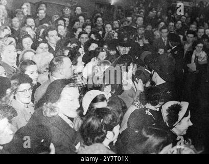 Elizabeth Taylor heiratet Michael Wilding in Caxton Hall, London, England - 21. Februar 1952 Stockfoto