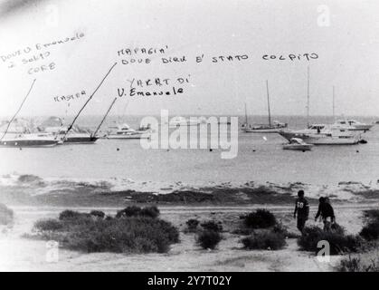 1978 Isola di Cavallo Archivio Storico Olycom/LaPresse Vittorio Emanuele di Savoia (Napoli, 12 febbraio 1937 - Ginevra, 3 febbraio 2024) è stato un membro di Casa Savoia, figlio dell'ultimo re d'Italia Umberto II e di Maria José del Belgio; dal 1983 è stato pretendente al trono d'Italia in disputa dal d'Italia dal 2006 Nella Foto: Vittorio Emanuele di Savoia, Sparatoria a a segitarre del furto del gommone di Vittorio Emanuele l’indagini auf dem Foto: Vittorio Emanuele di Savoia, Shoo Stockfoto