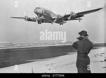 FLUGZEUG - LOCKHEED KONSTELLATION IM FLUG - Stockfoto