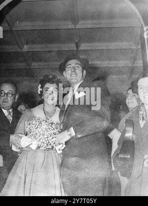 Elizabeth Taylor heiratet Michael Wilding in Caxton Hall, London, England - 21. Februar 1952 Stockfoto