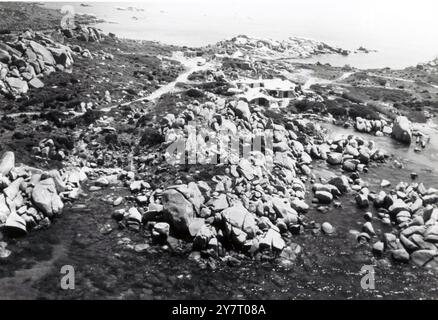 1978 Isola di Cavallo Archivio Storico Olycom/LaPresse Vittorio Emanuele di Savoia (Napoli, 12 febbraio 1937 - Ginevra, 3 febbraio 2024) è stato un membro di Casa Savoia, figlio dell'ultimo re d'Italia Umberto II e di Maria José del Belgio; dal 1983 è stato pretendente al trono d'Italia in disputa dal d'Italia dal 2006 Nella Foto: Vittorio Emanuele di Savoia, Sparatoria a a segitarre del furto del gommone di Vittorio Emanuele l’indagini auf dem Foto: Vittorio Emanuele di Savoia, Shoo Stockfoto