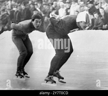 BILD FÜR DRAHT EINE WEITERE GOLDMEDAILLE FÜR ANDERSEN 19-2-52 Hjalmar Andersen, Norwegens Speed-Skating-Weltmeister, schlägt die olympischen Rekorde. Seine dritte Goldmedaille gewann er heute bei den Olympischen Winterspielen 1952 in Oslo, als er die 10.000 Meter in der Recerd Olympic Time von 16 Minuten, 45,8 Sekunden - 38,5 Sekunden innerhalb der vorherigen Bestzeit von Ivar Bellangrud (Norwegen) im Jahr 1936 absolvierte. Andersen hatte bereits den norwegischen, europäischen, Welt- und olympiasieg auf 1500 und 5000 Metern gewonnen und hält auch den Weltrekord auf 10.000 Metern. Am Ende der 10.000 Meter wartete er heute darauf, seinen Gegner zu umarmen. Stockfoto