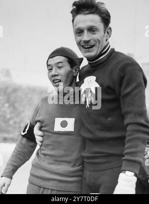 EINE WEITERE GOLDMEDAILLE FÜR ANDERSEN - BRICHT OLYMPISCHEN REKORD 20-2-52 Hjalmar Andersen, Norwegens Speed-Skating-Weltmeister, schlägt die olympischen Rekorde. Seine dritte Goldmedaille gewann er heute bei den Olympischen Winterspielen 1952 in Oslo, als er die 10.000 Meter in der Rekordzeit der Olympischen Spiele von 16 Minuten, 45,8 Sekunden - 38,5 Sekunden in der präventiven Bestzeit von Ivar Bellangrud (Norwegen) im Jahr 1936 absolvierte. Andersen hatte bereits den norwegischen, europäischen, Welt- und Olympiasieg auf 1500 und 5000 Metern gewonnen und hält auch den Weltrekord auf 10.000 Metern. Am Ende der 10.000 Meter wartete er heute darauf, seine zu umarmen Stockfoto