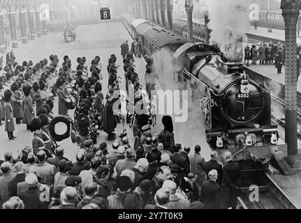 LONDONS ABSCHIED VOM KÖNIG ... 15.2,52. FOTO ZEIGT: Szene auf dem Bahnsteig an der Paddington Station, während die Pipers auftauchen, während der Zug die Leiche von König George VI. Aus London für seine letzte Reise transportiert. Stockfoto