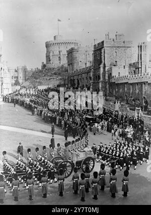 DIE LETZTEN SCHRITTE 15.2,52. Dieses Bild vom Dach des Wachstuhls von Windsor Castle zeigt den Sarg von König Georg VI., der auf einem von Seeleuten besetzten Geschützwagen getragen wird, während er sich der St. George's Chapel nähert (gleich neben dem Bild links), gefolgt von der Kutsche, die die Königin, ihre Mutter und Schwester und ihre Tante, die Prinzessin Royal, trägt. - Im Hintergrund ist der runde Turm des Schlosses. Stockfoto