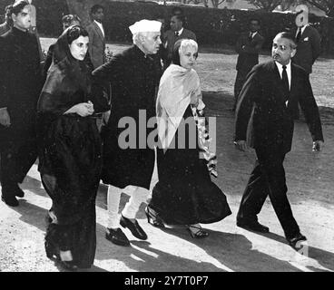 INDIEN TRAUERT UM KÖNIG GEORG VI. Am 15. Februar fand in der Kathedrale von Neu-Delhi in Indien Eine Requiem-Messe statt. An der Veranstaltung nahmen Pandit Nehru, Indiens Premierminister, Kabinettsmitglieder und ausländische Diplomaten Teil. FOTOSHOWS: Pandit Nehru, Indiens Premierminister, begleitet von Frau Vijaylakshmi Pandit und Frau Indra Gandhi - alle in Schwarz gekleidet, Ankunft zur Requiem-Messe in der Kathedrale von Neu Delhi. 18. Februar 1952 Stockfoto