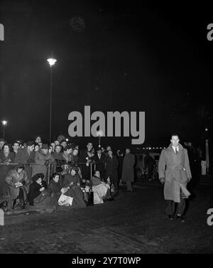 QIEEN-MUTTER KOMMT IN WESTMINSTER HALL, UM DEN LETZTEN BLICK AUF KÖNIG ZU WERFEN, DER IM STAAT LIEGT. 14.2.52 FOTOSHOWS: Ihre Majestät die Königin Mutter, Königin Elizabeth in ihrem Auto, als sie heute Abend in Westminster Hall ankam, um den Sarg ihres verstorbenen Ehemanns, des Königs George VI., zu sehen Stockfoto