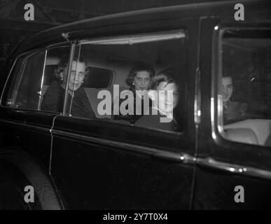 HERZOGIN VON KENT UND FAMILIE SEHEN KÖNIGS LEICHE IM STAAT LIEGEN. 14.2.52 FOTO ZEIGT: H.R.H. die Herzogin von Kent kommt mit dem Auto in Westminster Hall an, um den Sarg des verstorbenen Königs Georg VI. Im Staat liegen zu sehen. Auf dem Rücksitz steht ihre Schwester Prinzessin Olga von Griechenland, auf der Vorderseite Prinz Michael von Kent. Stockfoto