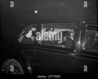 KÖNIG UND KÖNIGIN VON DÄNEMARK IN WESTMINSTER HALL. 14.2,52. FOTOSHOWS: König Frederik und Königin Ingrid von Dänemark, als sie heute Abend in der Westminster Hall angekommen sind, um ihren Respekt bei der Katafalke von König Georg VI. Zu erweisen Stockfoto