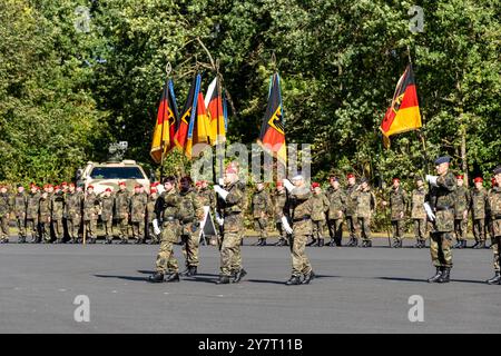 Volkach, Bayern, Deutschland - 1. Oktober 2024: Appell der Bundeswehr in der Mainfranken-Kaserne in Volkach zum Kommandowechsel der Logistikbataillone 461, 467, 471 und 472 unter dem Logistikregiment 4. Feierlichkeiten zur Veranstaltung *** Appel der Deutschen Bundeswehr in der Mainfranken-Kaserne in Volkach zum Unterstellungswechsel der Logistikbataillone 461, 467, 471 und 472 unter dem Logistikregiment 4. Feierlichtkeiten der Versanstaltung Stockfoto