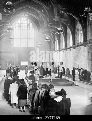 DIE BEEINDRUCKENDE SZENE, WÄHREND DIE MENGE AN DEM SOUVERÄN VORBEIGEHT. 13-2-52 I.N.P. FOTO ZEIGT:- Historisches Bild in der Großen Halle von Westminster heute stehen Stille Wachen über der Katafalke von König George VL, während der langsam bewegende, nie endende Strom von Menschen in ehrfurchtvoller Hommage an ihren verstorbenen König vorbeireißt. Tausende und Tausende von Menschen aus allen Gesellschaftsschichten haben stundenlang in der langen Warteschlange vor dem Saal gewartet. Die Warteschlange dehnt sich nun über Meilen. Er ist sechs, acht und manchmal zehn tief und reicht von Westminster bis zur Lambeth Bridge, über den Fluss zurück zur Westminster Brid Stockfoto