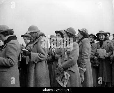 ÜBERFÜLLTE WARTESCHLANGEN, KILOMETERWEIT, UM LEICHE DES VERSTORBENEN KÖNIGS ZU SEHEN, DER IN WESTMINSTER HALL LIEGT 13-2-52 FOTOSHOWS :- in der Warteschlange warteten heute diese Schulmädchen aus einem Kloster in Hertford. Die Warteschlange erstreckt sich von der Great Hall of Westminster, entlang Millbank, über die Lambeth Bridge und entlang des Embankments auf der gegenüberliegenden Flussseite bis zum St. Thomas's Hospital in der Nähe der Westminster Bridge. 13. Februar 1952 Stockfoto