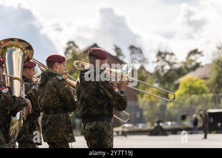 Volkach, Bayern, Deutschland - 1. Oktober 2024: Appell der Bundeswehr in der Mainfranken-Kaserne in Volkach zum Kommandowechsel der Logistikbataillone 461, 467, 471 und 472 unter dem Logistikregiment 4. Feierlichkeiten zur Veranstaltung *** Appel der Deutschen Bundeswehr in der Mainfranken-Kaserne in Volkach zum Unterstellungswechsel der Logistikbataillone 461, 467, 471 und 472 unter dem Logistikregiment 4. Feierlichtkeiten der Versanstaltung Stockfoto